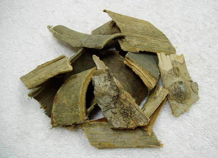 海桐皮酒方 处方三 【摘录】 《圣惠》卷二十五 【处方】 海桐皮1两,五加皮1两,独活1两,侧子(炮裂,去皮脐)1两,天麻1两,桂心1两,防风(去芦头)1两,枳壳(麸炒微黄,去瓤)1两,杜仲(去皱皮,炙微黄)1两,牛膝5两(去苗),薏苡仁6两,生地黄半斤。 【制法】 上锉细和匀,以生绢袋盛,用清酒1斗浸之,春、夏7日,秋、各14日。 【功能主治】 一切风。 【用法用量】 每日随性饮1盏。常令有酒气,不得大醉。 处方四 【摘录】 《圣惠》卷二十一 【处方】 海桐皮2